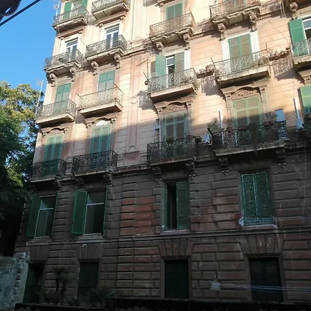 Inside Naples-dint'e'viche' Neapel